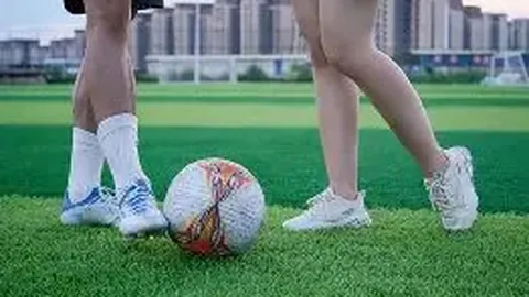 《电讯报独家：泰勒-亚当斯或成曼联锋线新希望，六号位难题有望迎刃而解！》